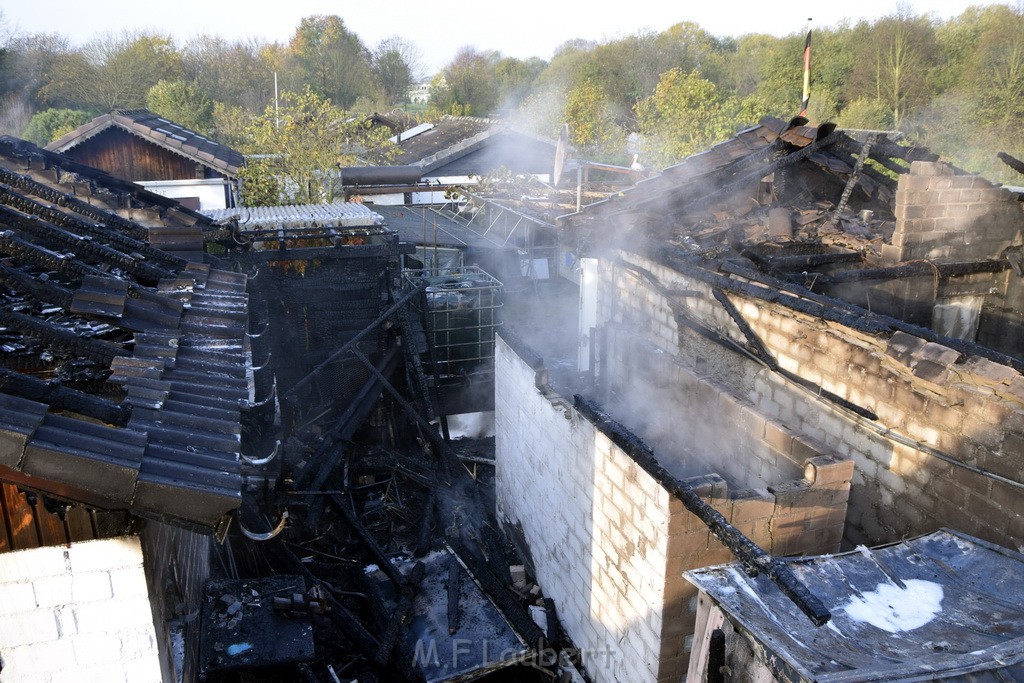 Feuer 1 brannten 3 Lauben Koeln Fuehlingen Kriegerhofstr P034.JPG - Miklos Laubert